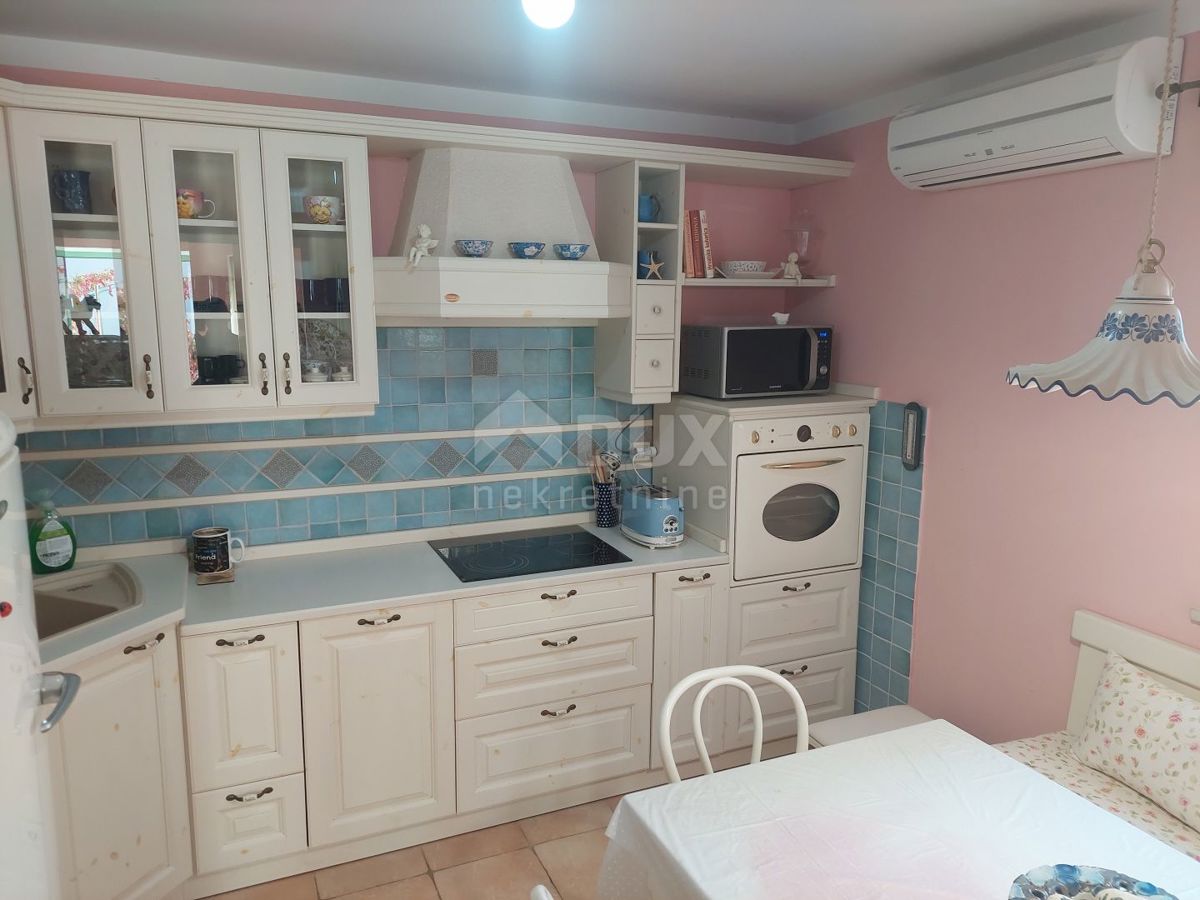 ISOLA DI KRK, OMIŠALJ - Casa autoctona sul mare finemente ristrutturata