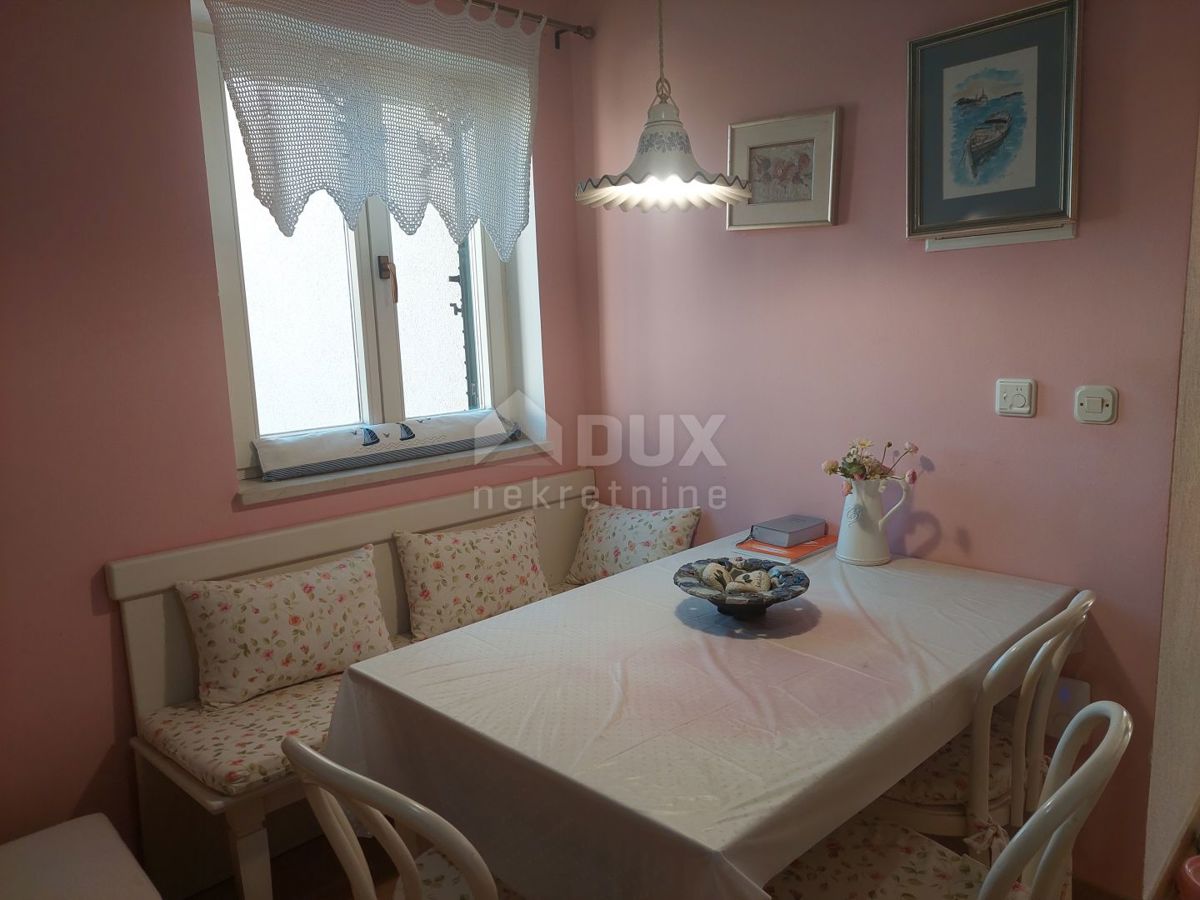 ISOLA DI KRK, OMIŠALJ - Casa autoctona sul mare finemente ristrutturata