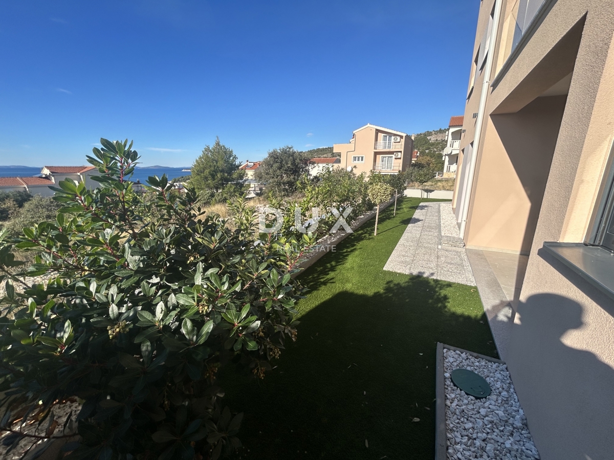 PRIMOŠTEN, DOLAC - Appartamento con due camere da letto al piano terra di un nuovo edificio con giardino e vista mare OCCASIONE!