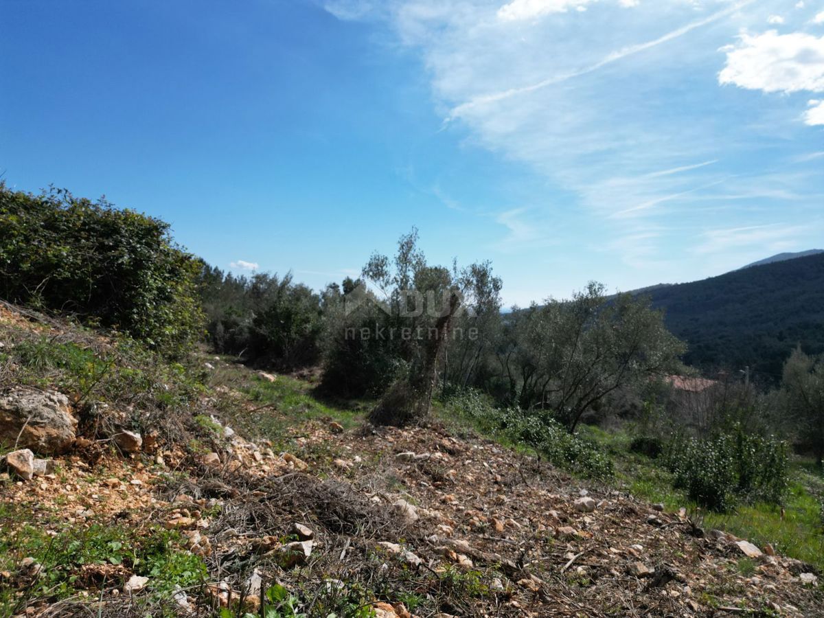 LABIN, SVETA MARINA - terreno edificabile di 435m2 con una vecchia casa, con vista sul mare e un progetto concettuale