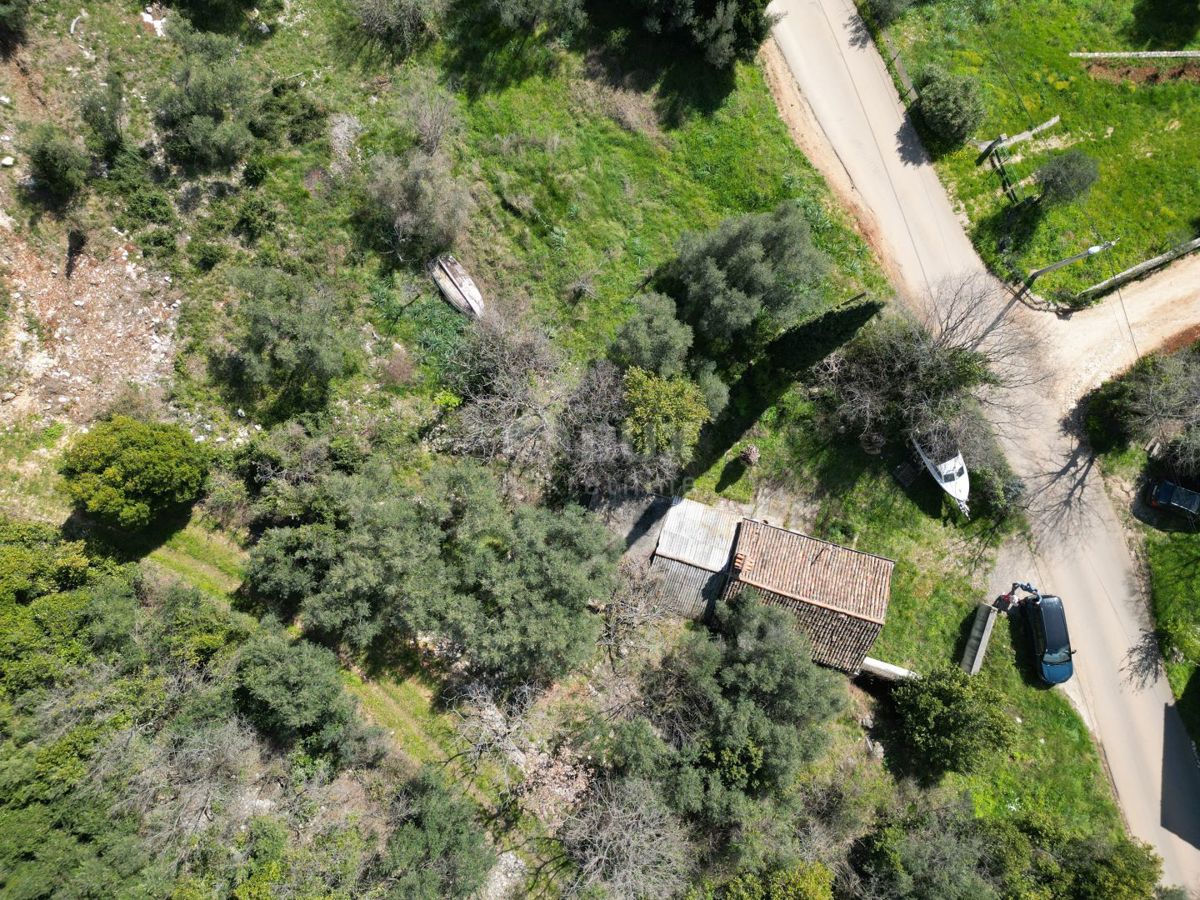 LABIN, SVETA MARINA - terreno edificabile di 435m2 con una vecchia casa, con vista sul mare e un progetto concettuale