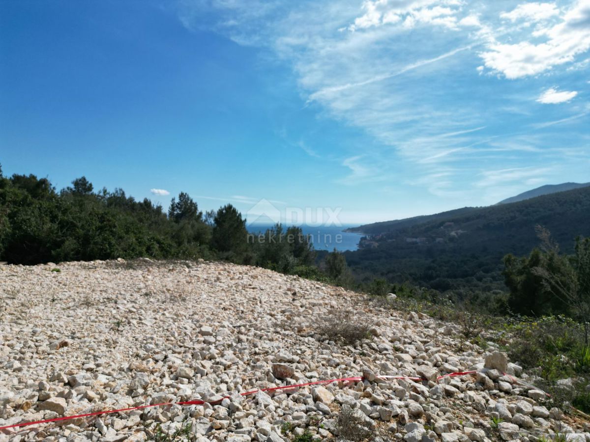 LABIN, SVETA MARINA - terreno edificabile di 435m2 con una vecchia casa, con vista sul mare e un progetto concettuale