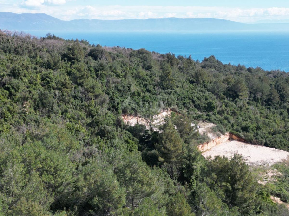 LABIN, SVETA MARINA - terreno edificabile di 435m2 con una vecchia casa, con vista sul mare e un progetto concettuale