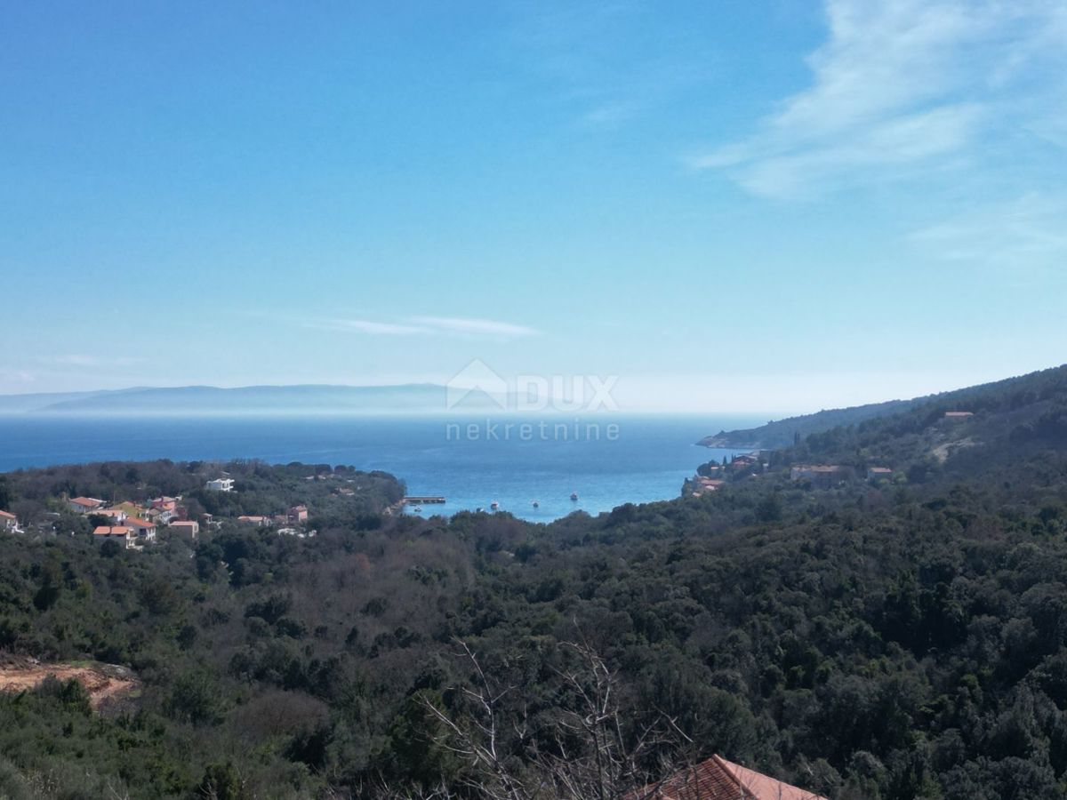 LABIN, SVETA MARINA - terreno edificabile di 435m2 con una vecchia casa, con vista sul mare e un progetto concettuale