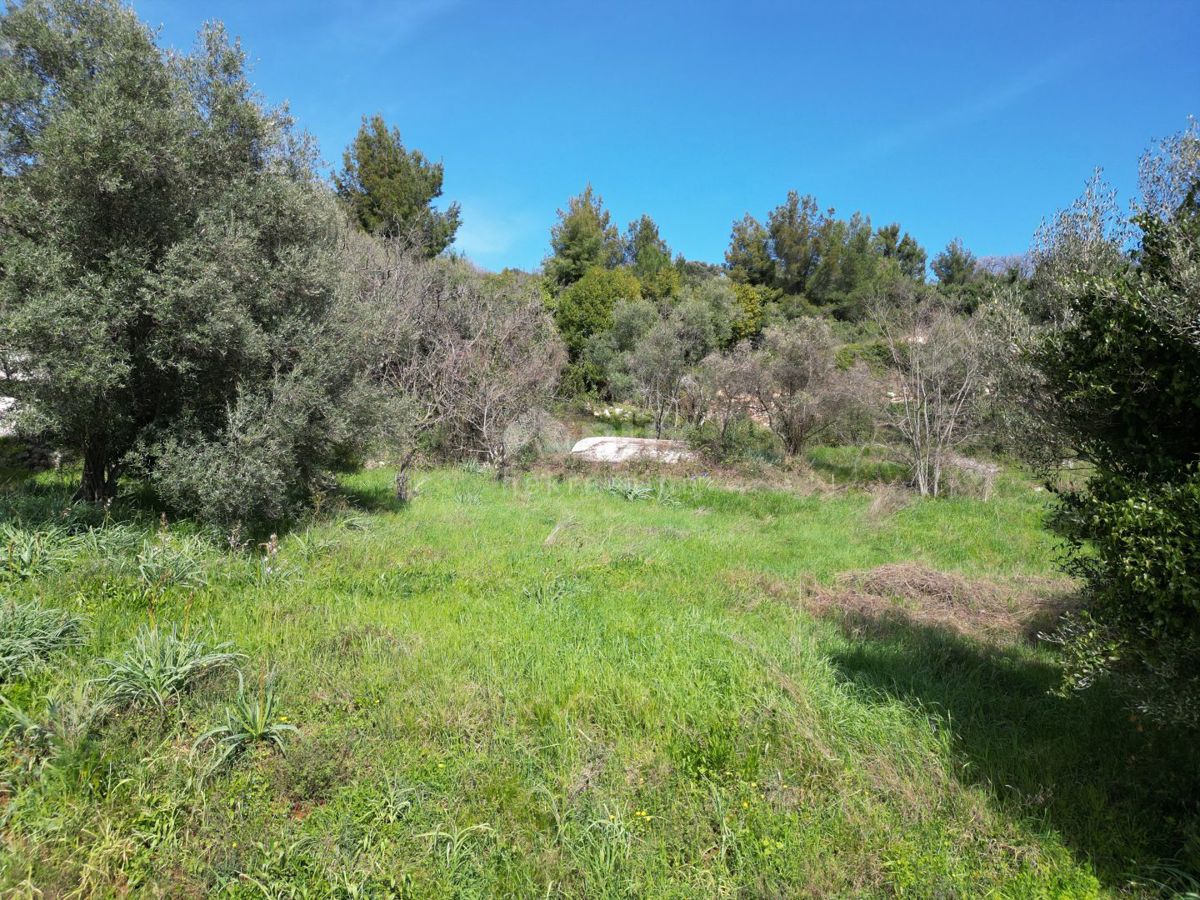 LABIN, SVETA MARINA - terreno edificabile di 435m2 con una vecchia casa, con vista sul mare e un progetto concettuale