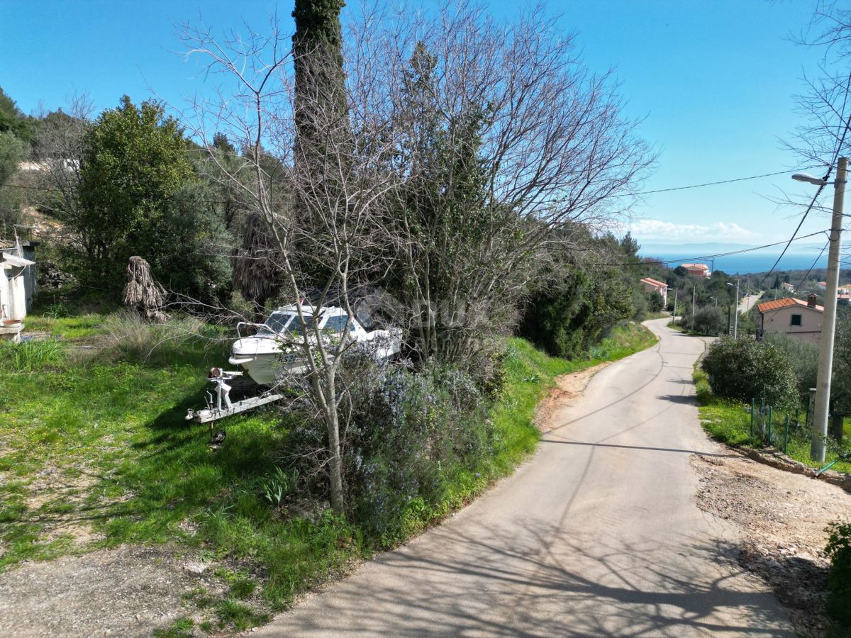 LABIN, SVETA MARINA - vecchia casa con terreno edificabile 935m2, vista mare e 2 progetti concettuali