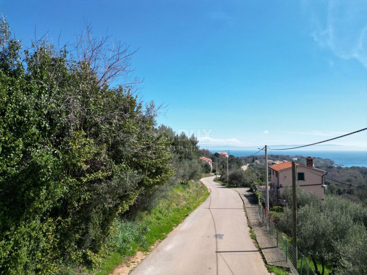 LABIN, SVETA MARINA - vecchia casa con terreno edificabile 935m2, vista mare e 2 progetti concettuali