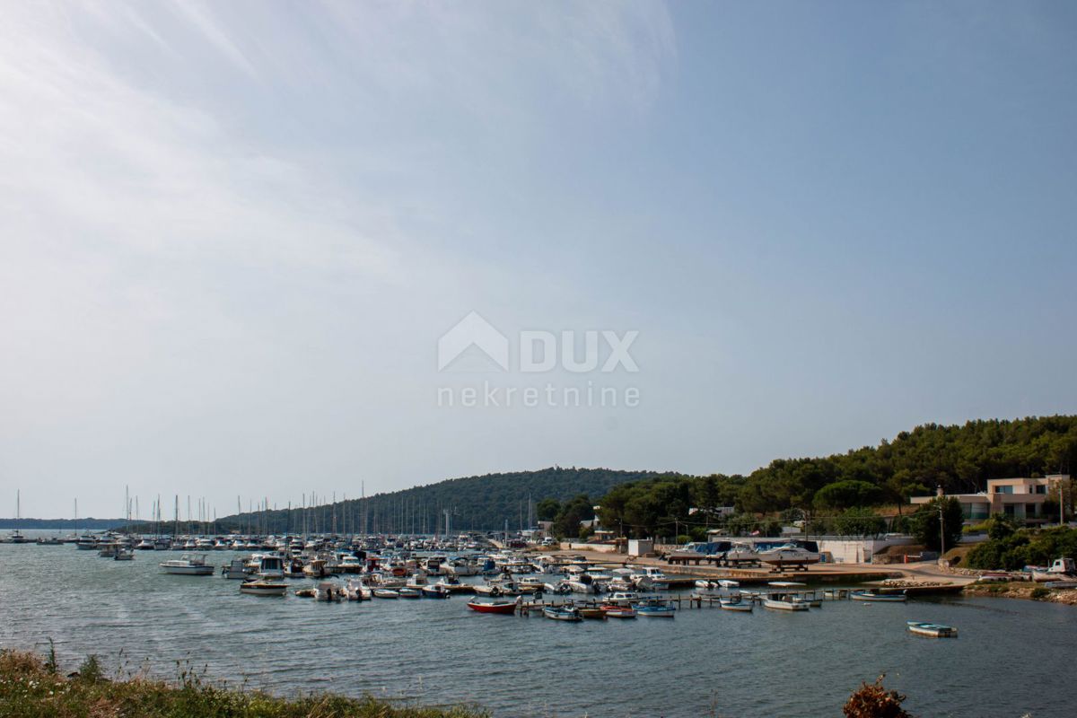 ISTRIA, POMER - Moderna casa bifamiliare con piscina vicino al mare