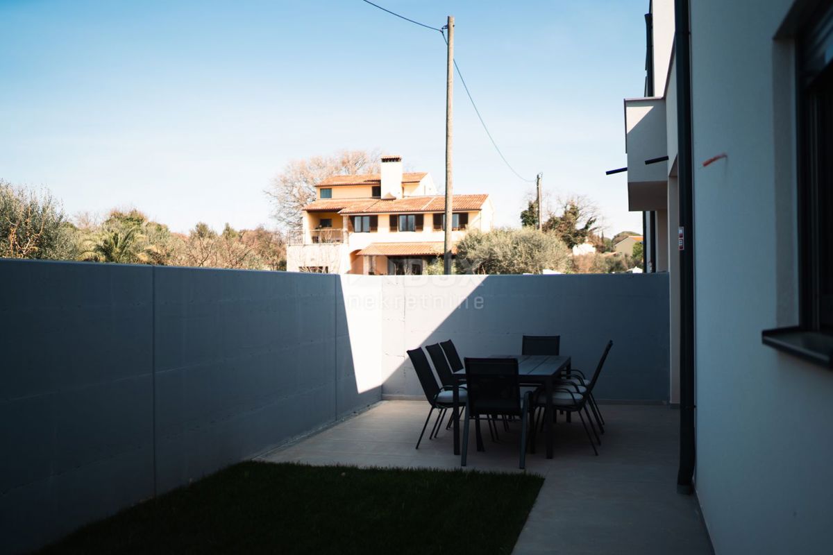 ISTRIA, POMER - Moderna casa bifamiliare con piscina vicino al mare