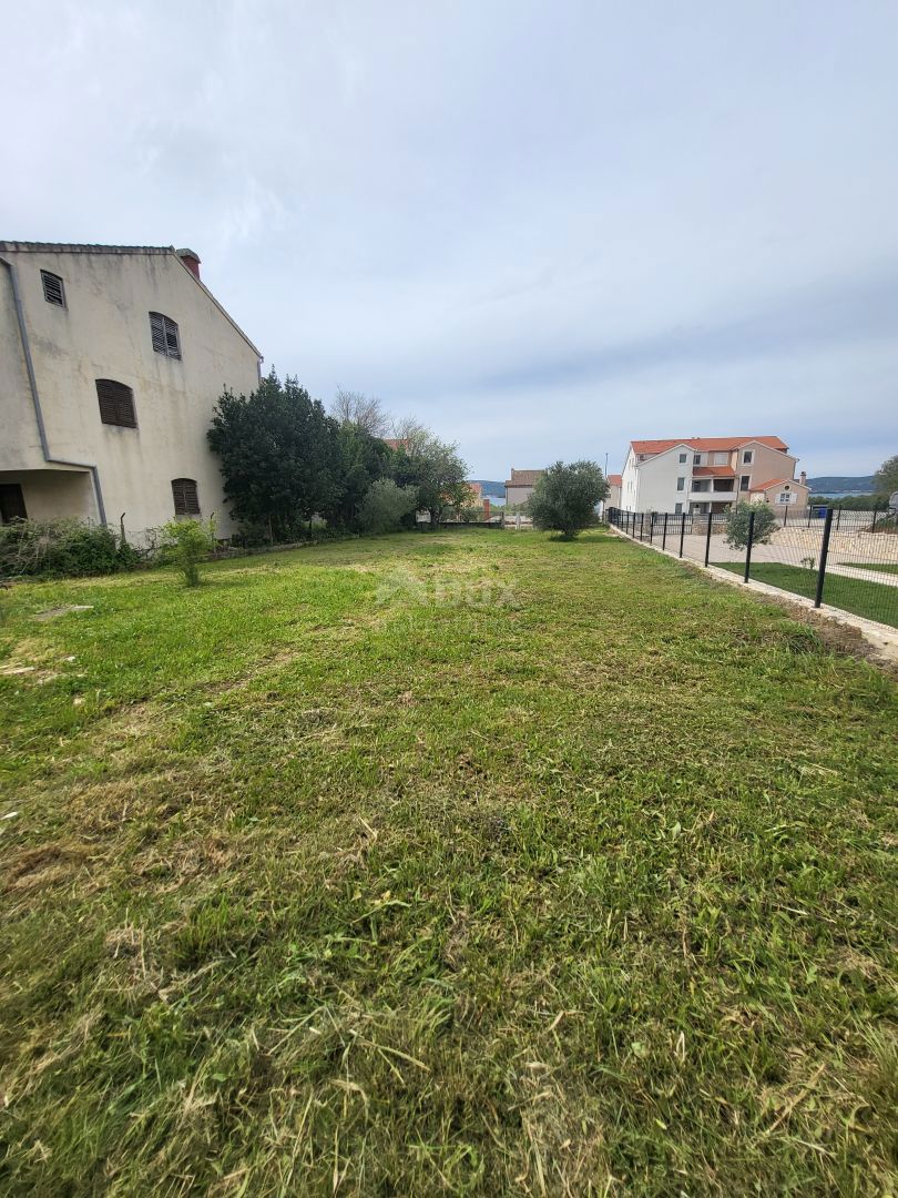 BIOGRAD NA MORU - Una rara opportunità: una casa con un grande terreno nel cuore di Biograd na Moru