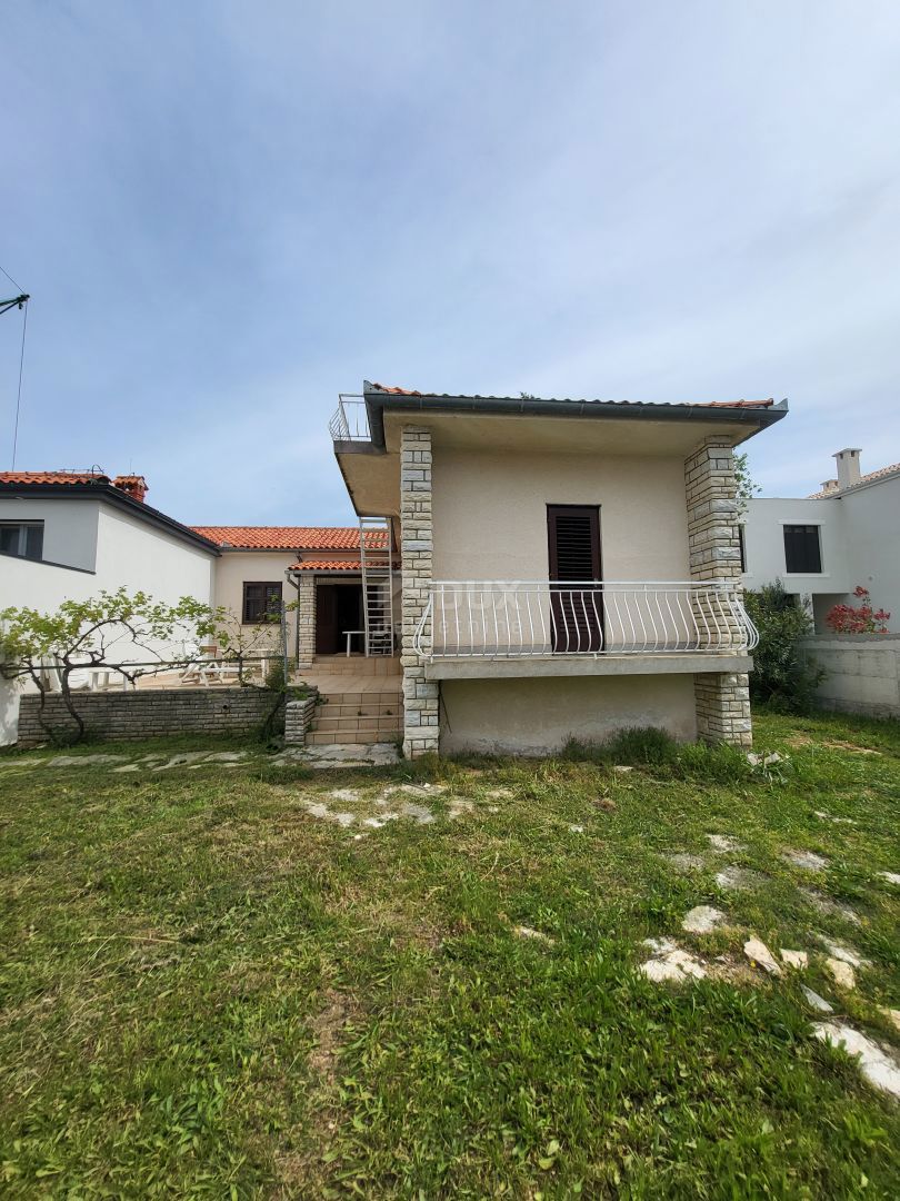 BIOGRAD NA MORU - Una rara opportunità: una casa con un grande terreno nel cuore di Biograd na Moru