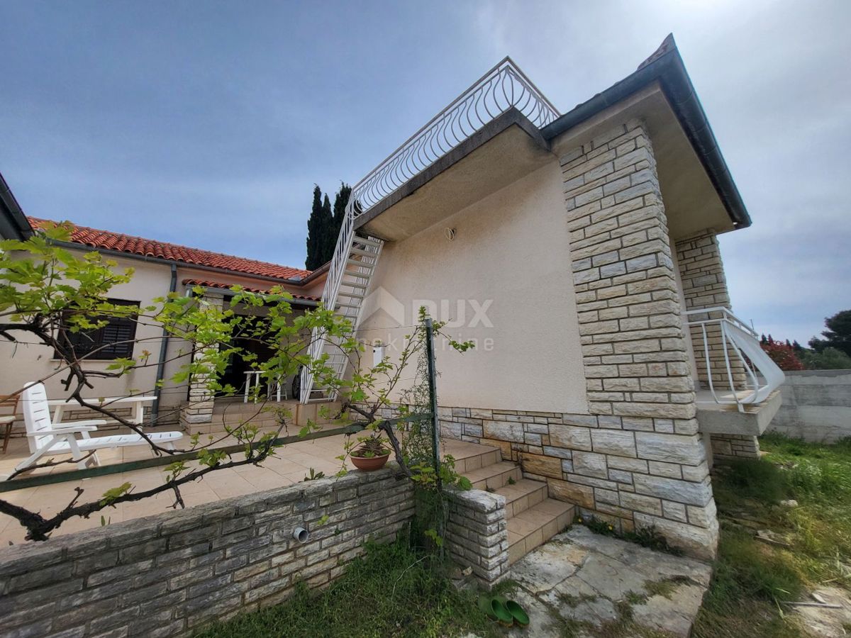 BIOGRAD NA MORU - Una rara opportunità: una casa con un grande terreno nel cuore di Biograd na Moru