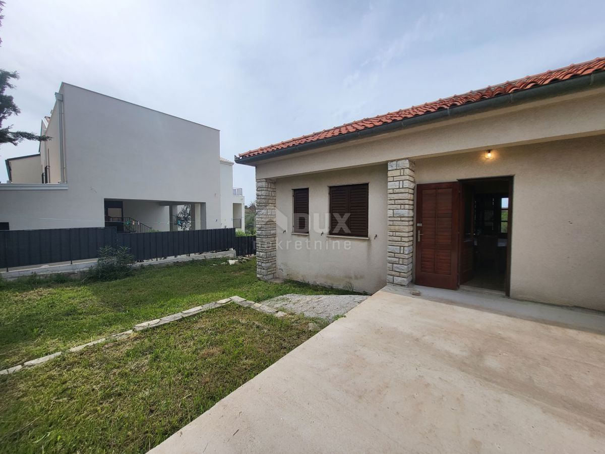 BIOGRAD NA MORU - Una rara opportunità: una casa con un grande terreno nel cuore di Biograd na Moru