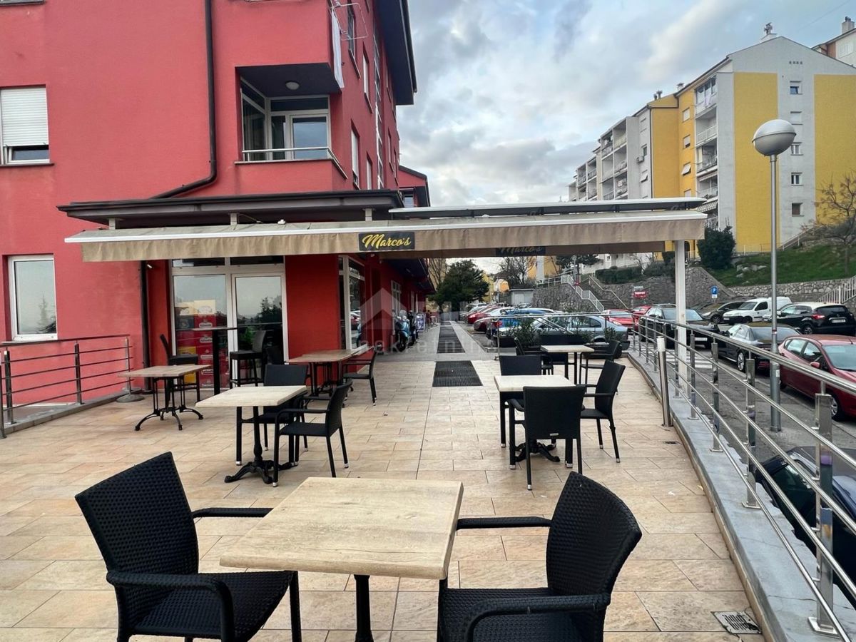 RIJEKA, ŠKURINJE - locale commerciale completamente arredato con vista sul mare e ampia terrazza 