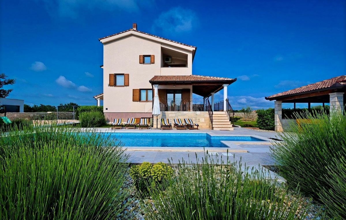 ISTRIA, SVETVINČENAT - Casa confortevole con piscina e ampio giardino