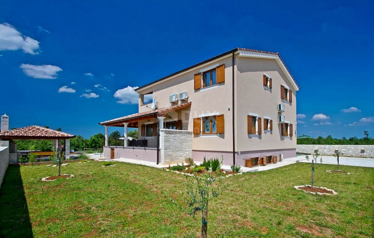 ISTRIA, SVETVINČENAT - Casa confortevole con piscina e ampio giardino