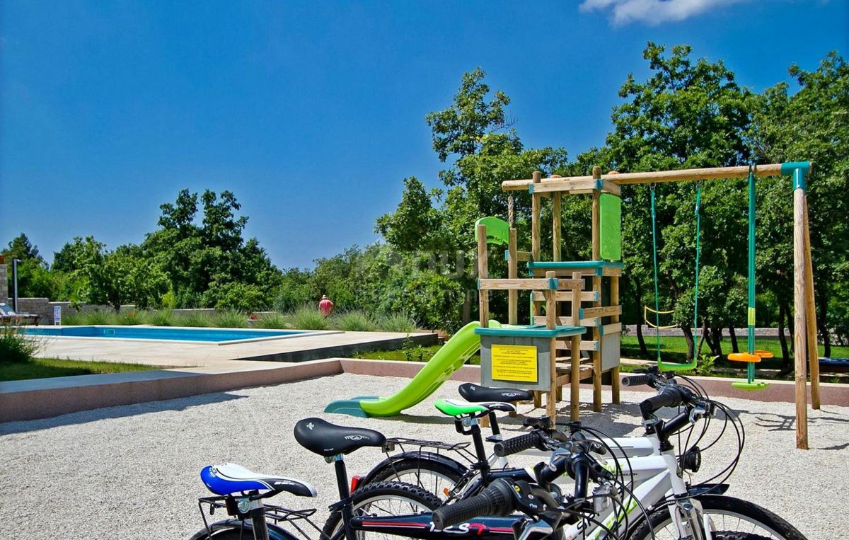 ISTRIA, SVETVINČENAT - Casa confortevole con piscina e ampio giardino