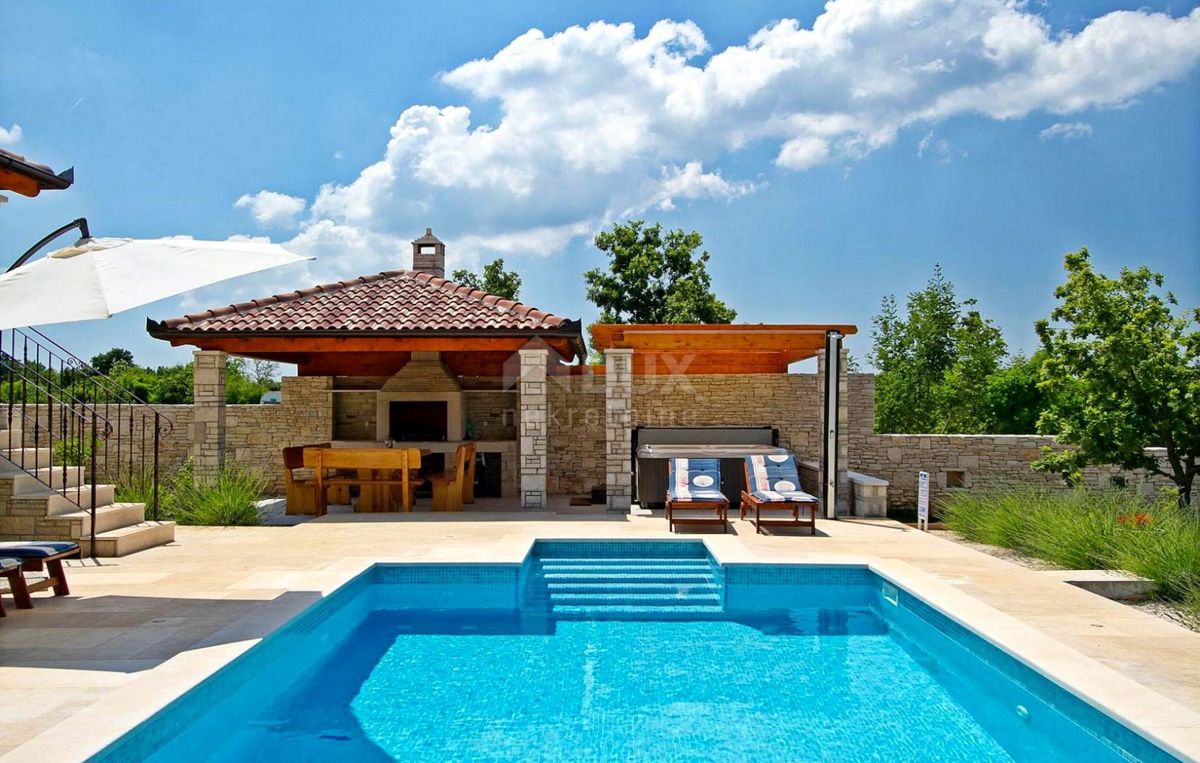 ISTRIA, SVETVINČENAT - Casa confortevole con piscina e ampio giardino