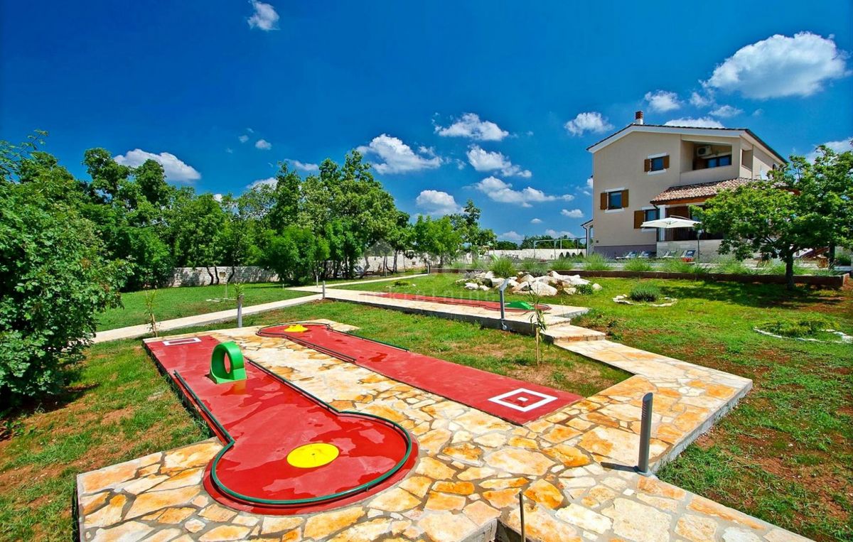 ISTRIA, SVETVINČENAT - Casa confortevole con piscina e ampio giardino