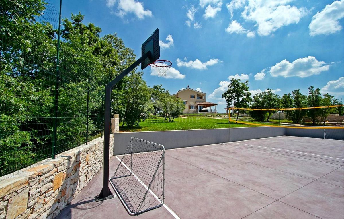 ISTRIA, SVETVINČENAT - Casa confortevole con piscina e ampio giardino