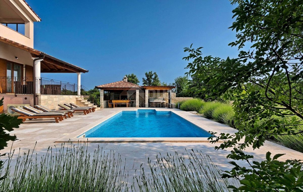 ISTRIA, SVETVINČENAT - Casa confortevole con piscina e ampio giardino