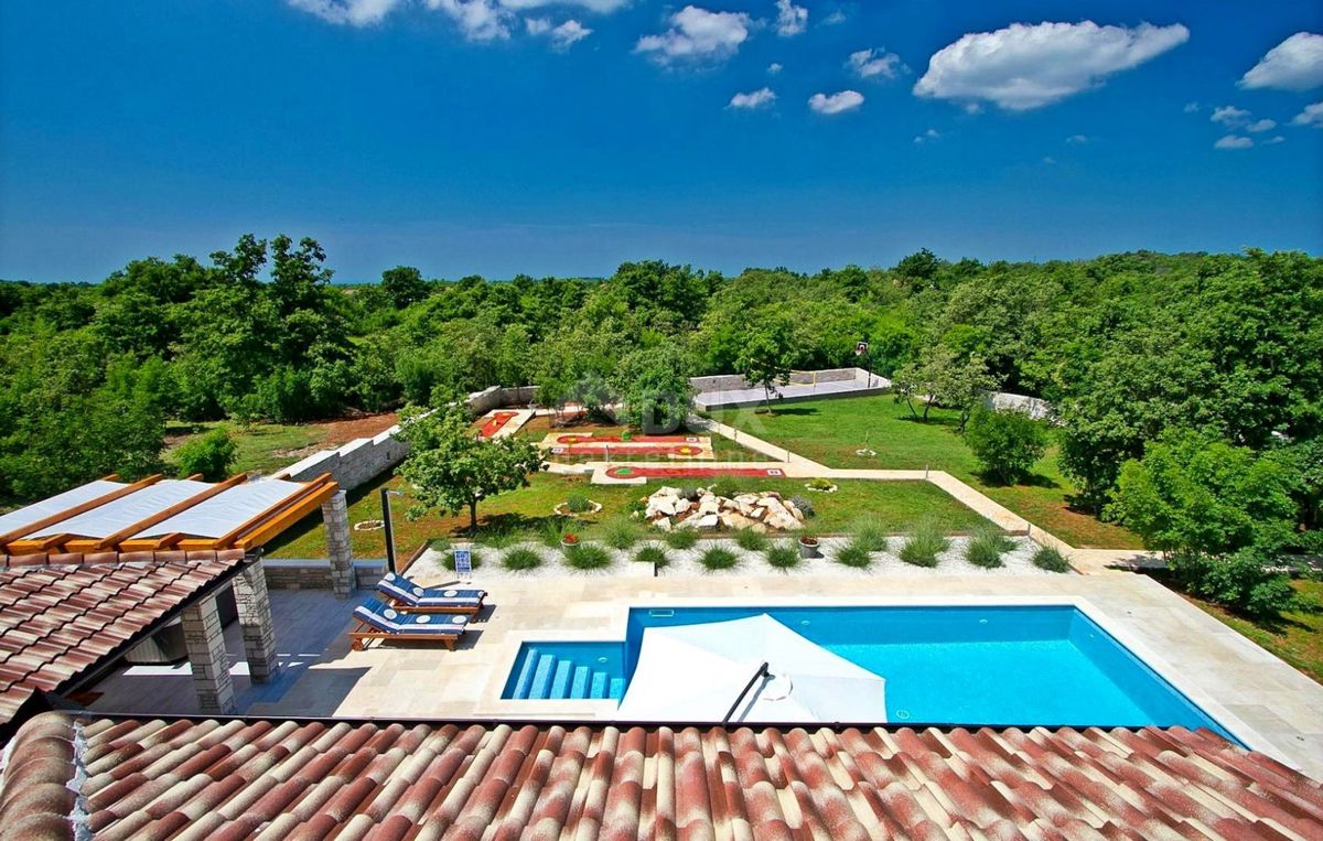 ISTRIA, SVETVINČENAT - Casa confortevole con piscina e ampio giardino