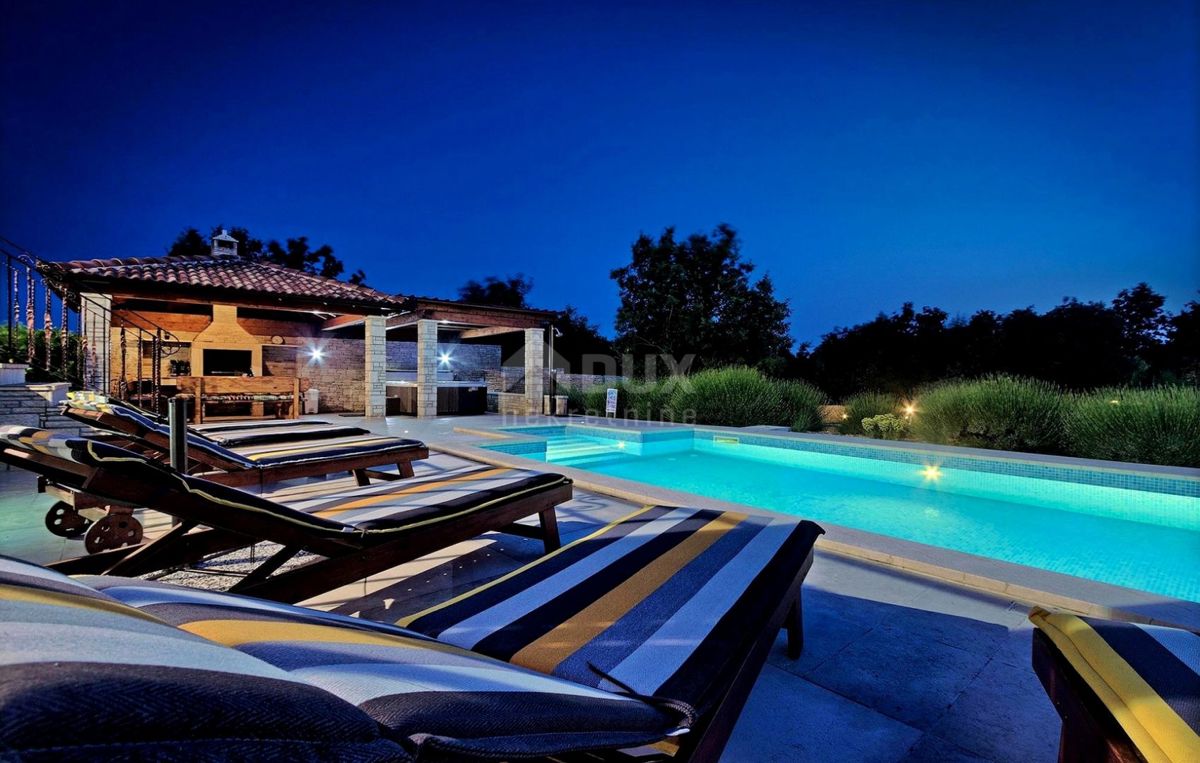 ISTRIA, SVETVINČENAT - Casa confortevole con piscina e ampio giardino