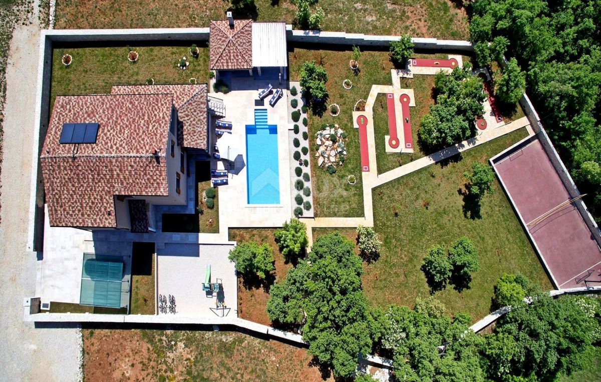 ISTRIA, SVETVINČENAT - Casa confortevole con piscina e ampio giardino