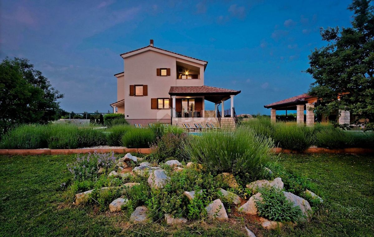 ISTRIA, SVETVINČENAT - Casa confortevole con piscina e ampio giardino