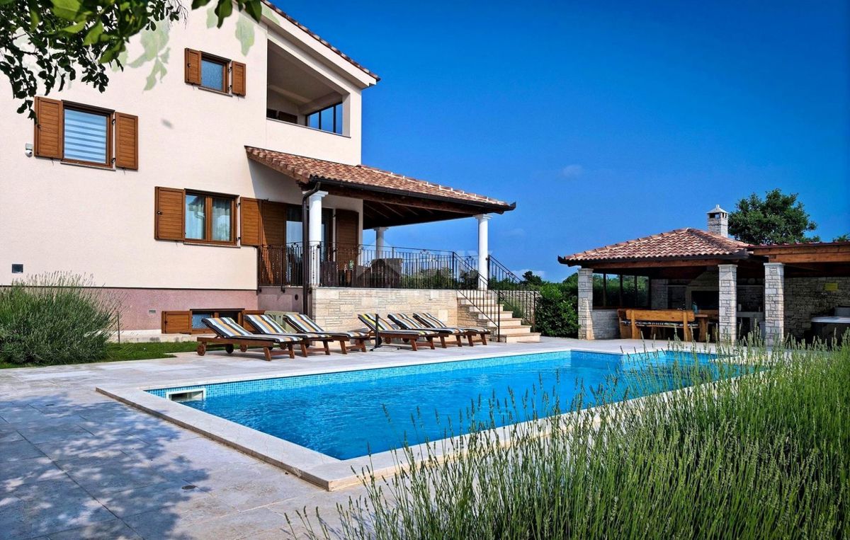 ISTRIA, SVETVINČENAT - Casa confortevole con piscina e ampio giardino