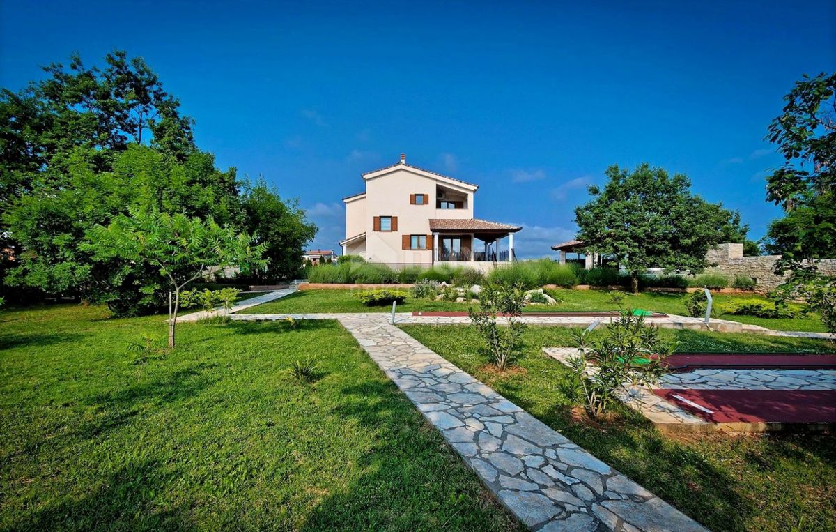 ISTRIA, SVETVINČENAT - Casa confortevole con piscina e ampio giardino