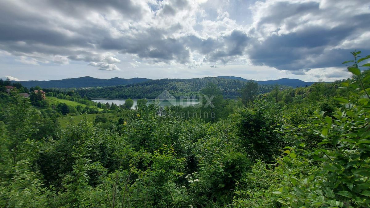 GORSKI KOTAR, FUŽINE - progetto unico nel cuore del Gorski kotar, terreno edificabile di 3340 m2 con progetto per una villa, opportunità di investimento!