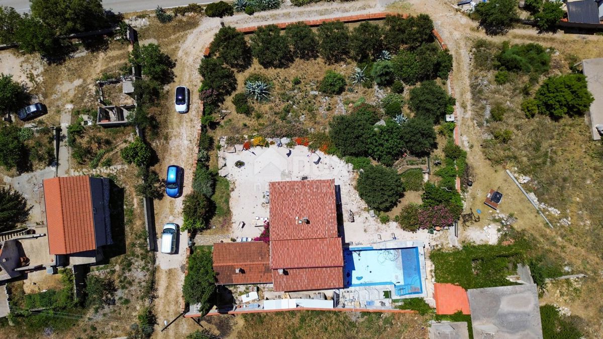 CORVO, PAKOŠTANE - OCCASIONE! Una casa in pietra unica con una vista spettacolare