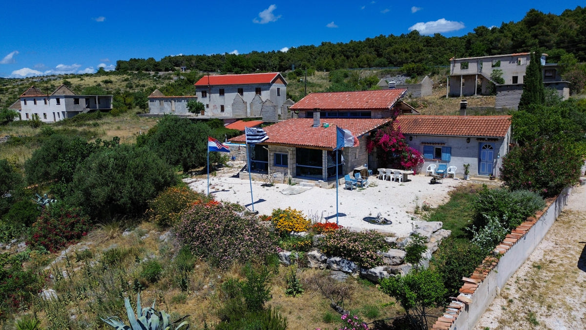 CORVO, PAKOŠTANE - OCCASIONE! Una casa in pietra unica con una vista spettacolare