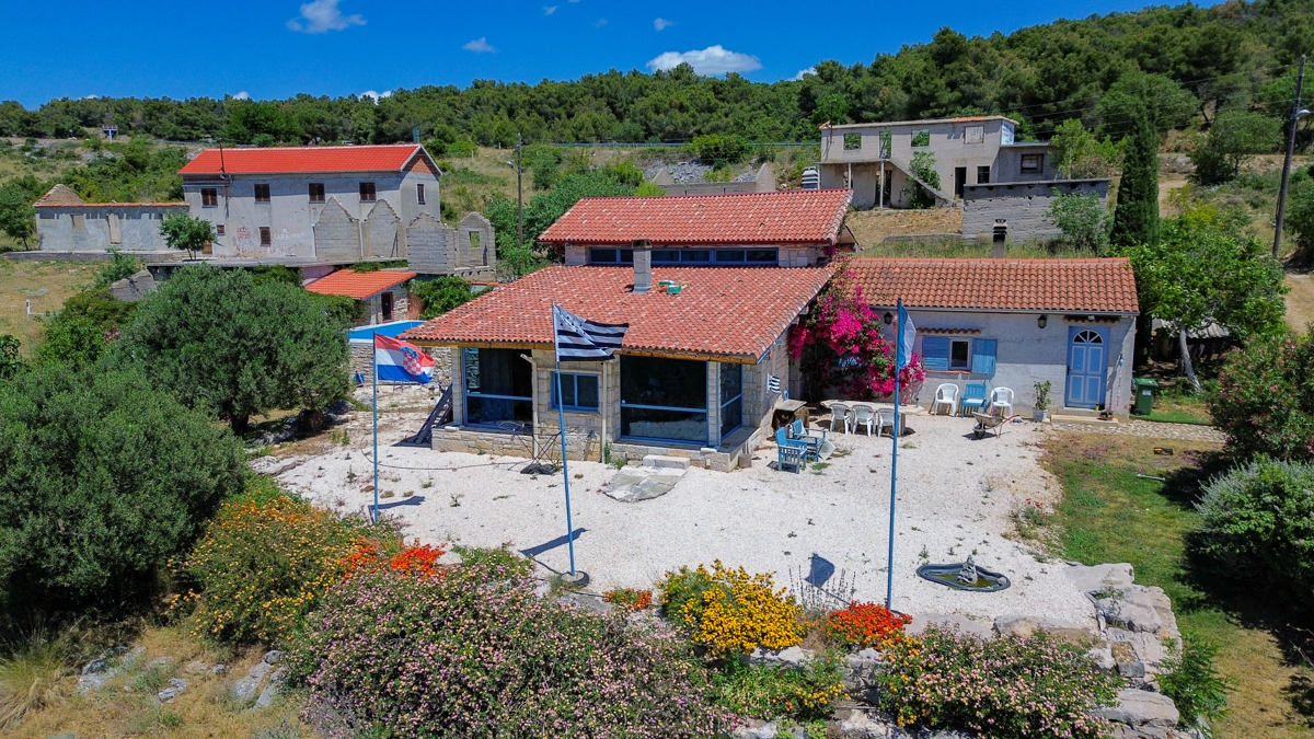 CORVO, PAKOŠTANE - OCCASIONE! Una casa in pietra unica con una vista spettacolare