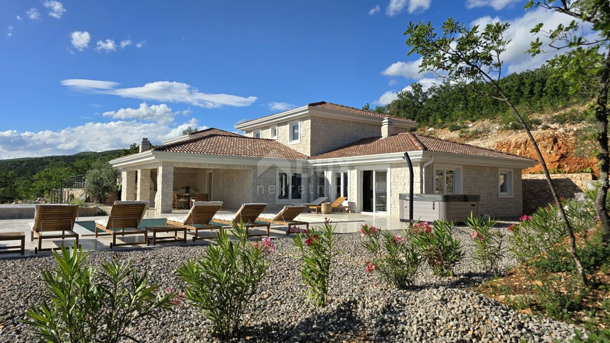 CRIKVENICA, JADRANOVO - Lussuosa villa in pietra con piscina riscaldata 