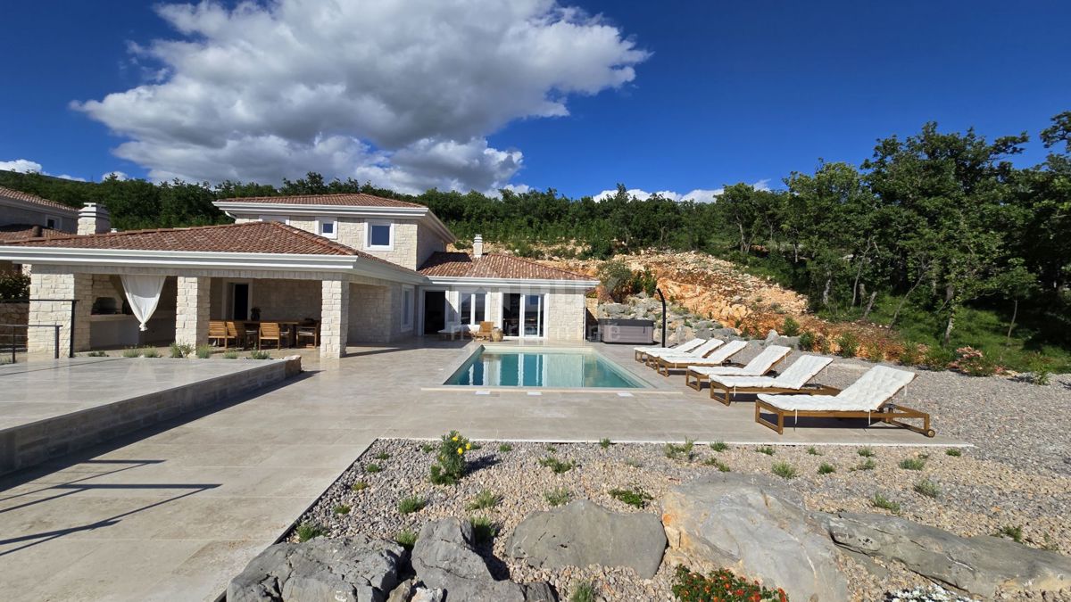 CRIKVENICA, JADRANOVO - Lussuosa villa in pietra con piscina riscaldata 