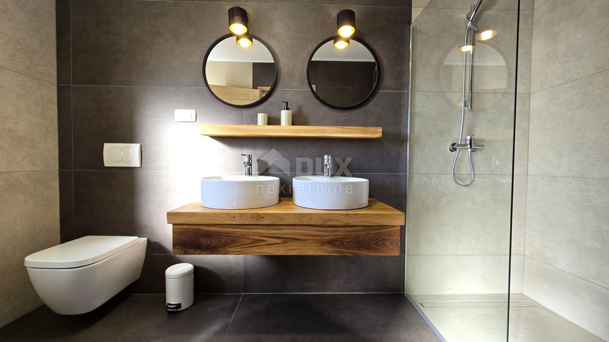 CRIKVENICA, JADRANOVO - Lussuosa villa in pietra con piscina riscaldata 