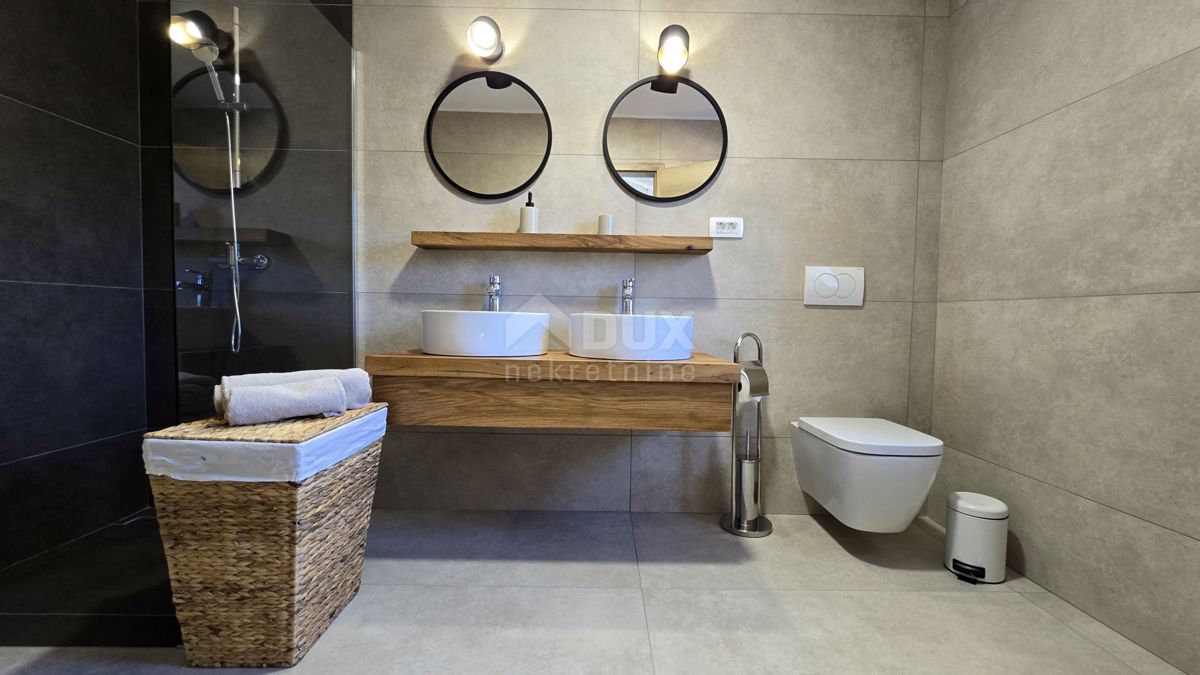 CRIKVENICA, JADRANOVO - Lussuosa villa in pietra con piscina riscaldata 