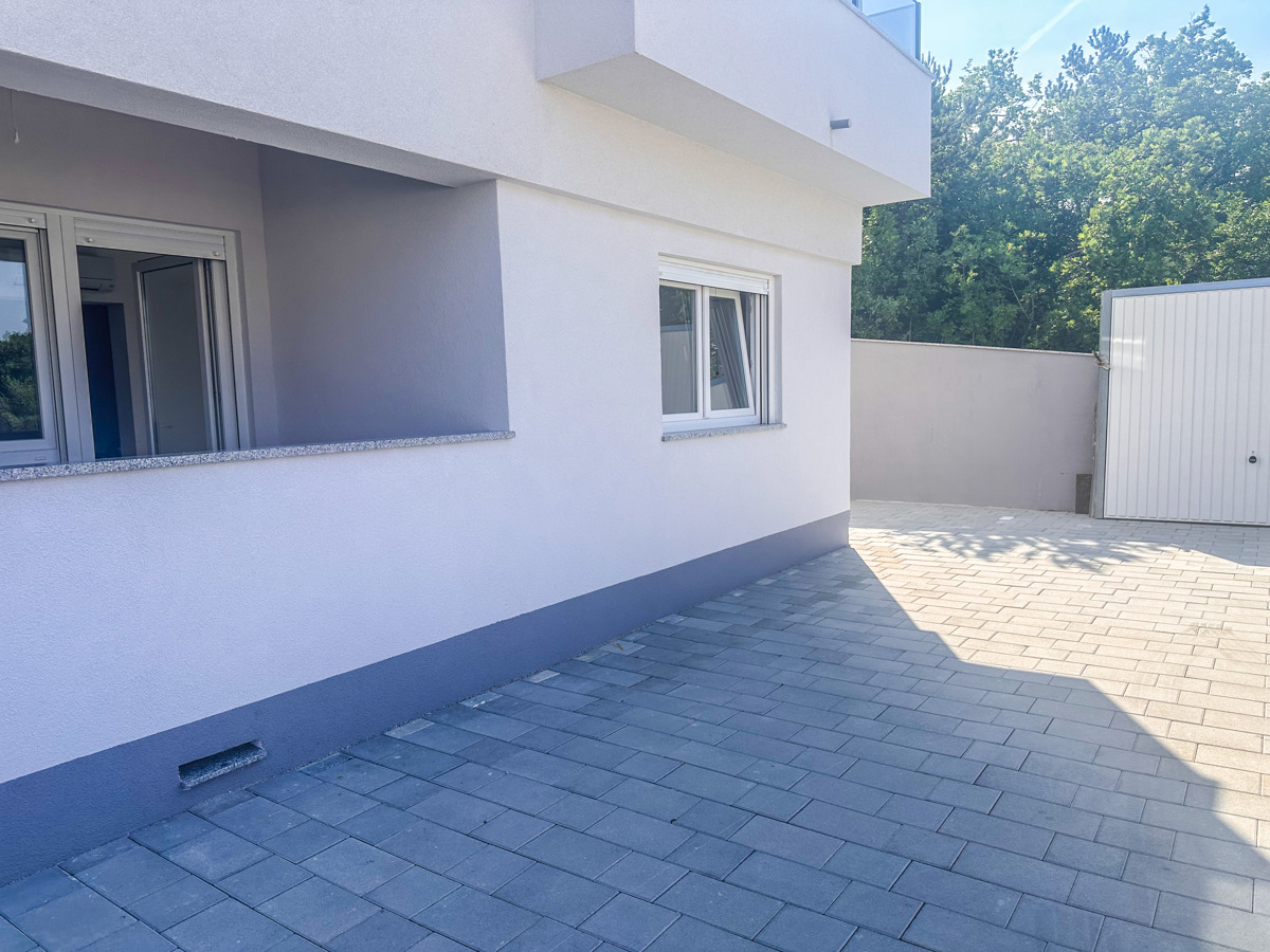 CRIKVENICA - Appartamento al piano terra con giardino, 2 camere + bagno, vicino al mare