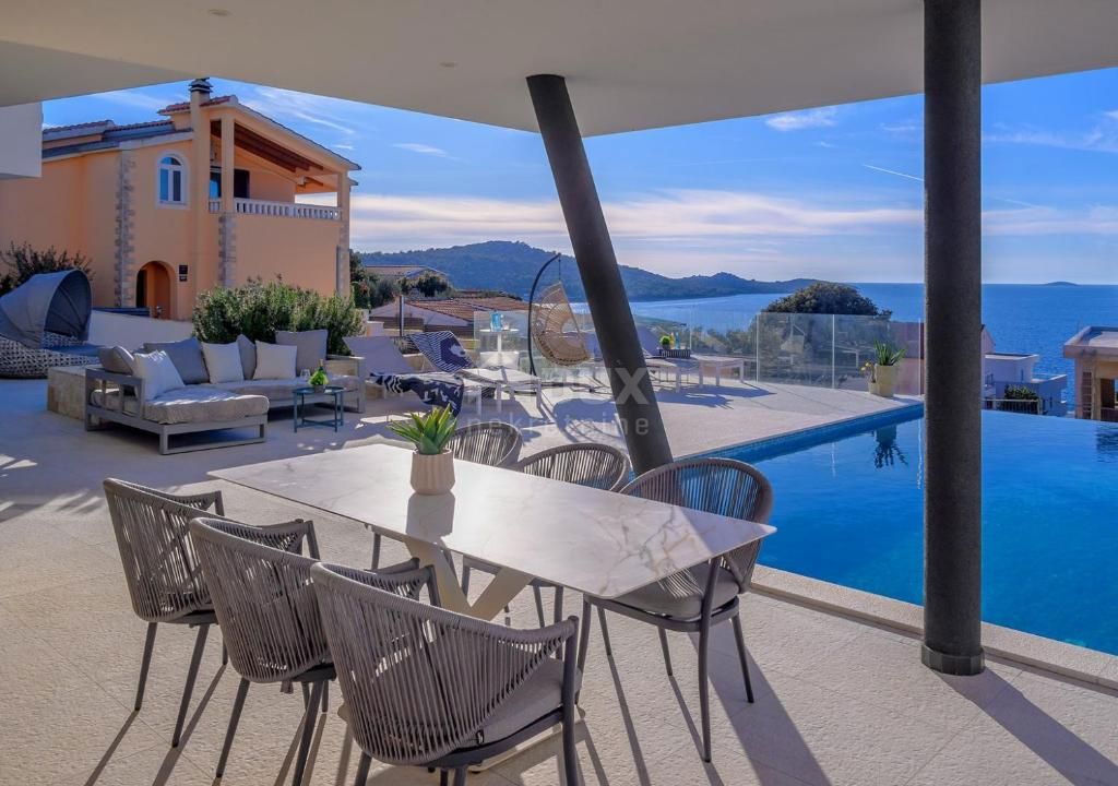 DALMAZIA, ROGOZNICA Moderna villa per vacanze con pittoresca vista sul mare