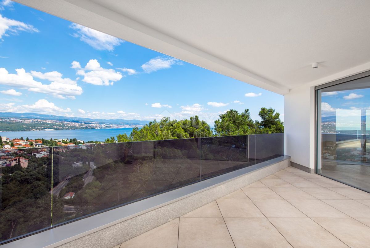 OPATIJA, CENTRO - ottimo attico in nuova costruzione con vista mare, piscina in comune, garage 