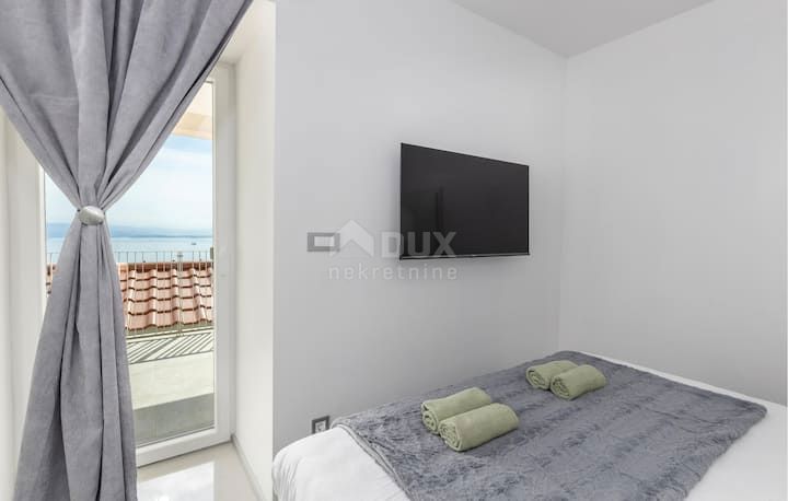 OPATIJA, BREGI - appartamento al piano terra 153m2, DB+3S con vista panoramica sul mare e piscina