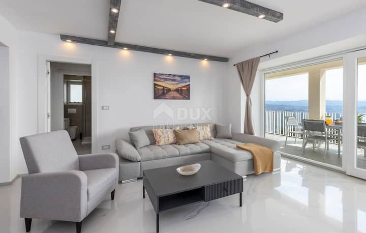 OPATIJA, BREGI - appartamento al piano terra 153m2, DB+3S con vista panoramica sul mare e piscina