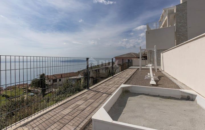 OPATIJA, BREGI - appartamento al piano terra 153m2, DB+3S con vista panoramica sul mare e piscina