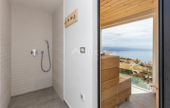 OPATIJA, BREGI - appartamento al piano terra 153m2, DB+3S con vista panoramica sul mare e piscina