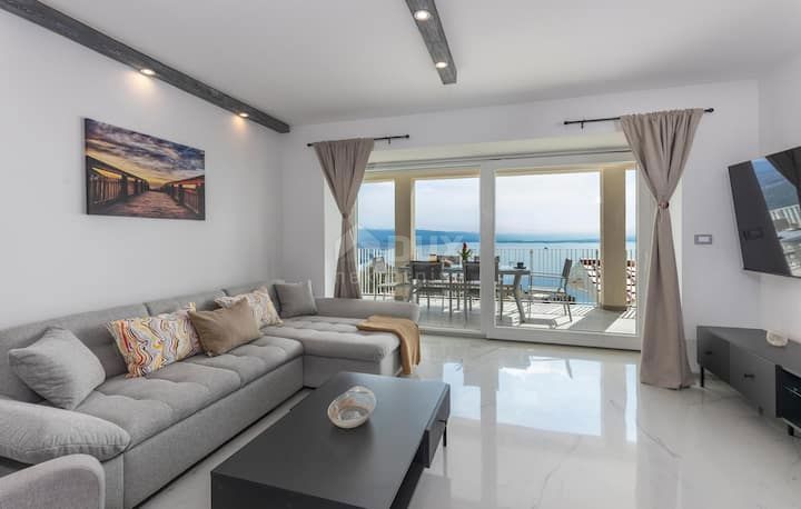 OPATIJA, BREGI - appartamento al piano terra 153m2, DB+3S con vista panoramica sul mare e piscina