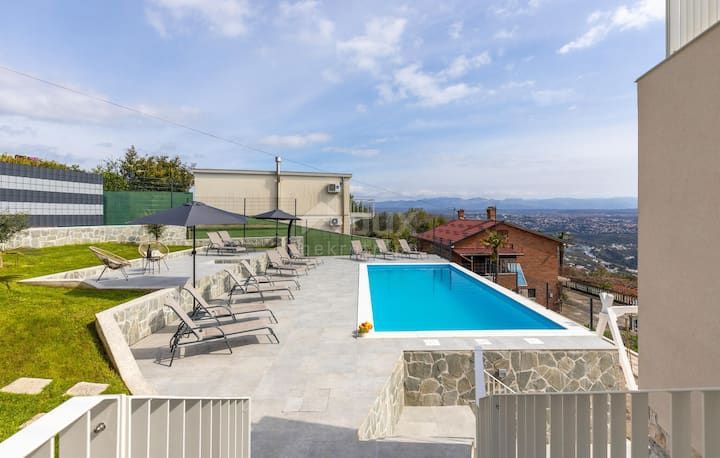 OPATIJA, BREGI - appartamento al piano terra 153m2, DB+3S con vista panoramica sul mare e piscina