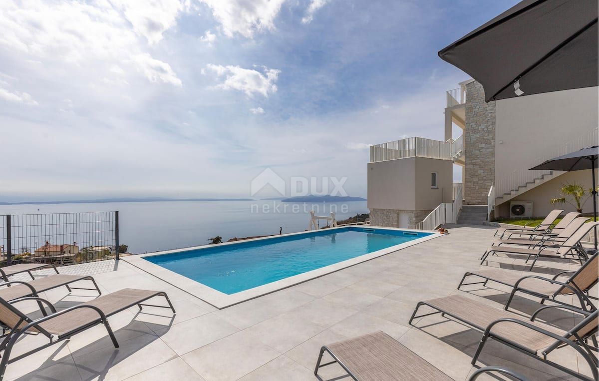 OPATIJA, BREGI - appartamento al piano terra 153m2, DB+3S con vista panoramica sul mare e piscina