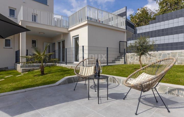 OPATIJA, BREGI - appartamento al piano terra 153m2, DB+3S con vista panoramica sul mare e piscina